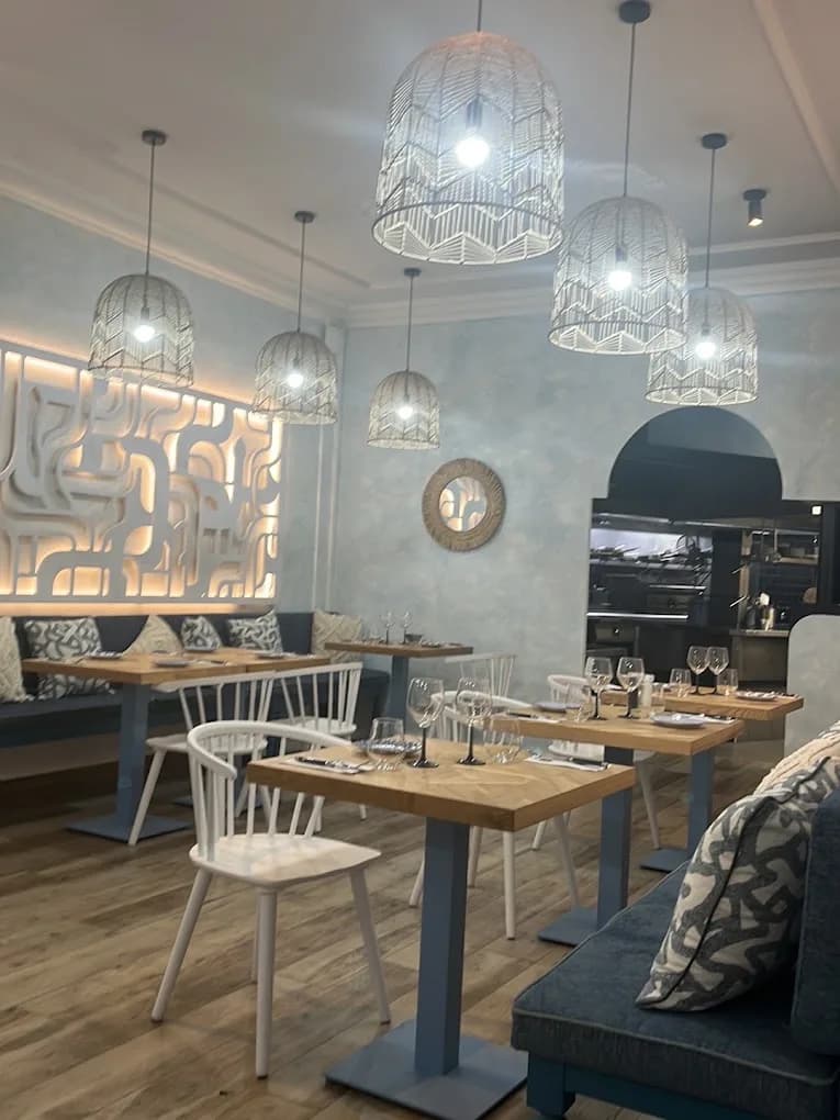 Eetzaal met Cycladische boog naar de open keuken