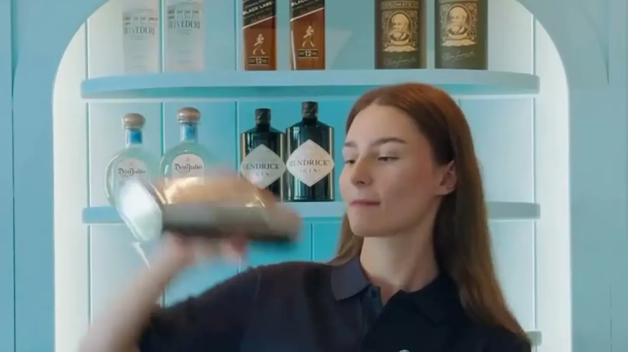 Bartender shakt een cocktail aan de bar van MÉDUSA