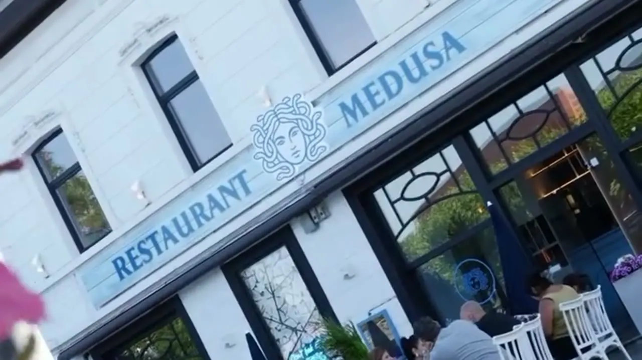 Gevel en terras van MÉDUSA aan het Heldenplein